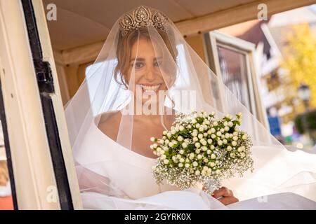 Buckeburg, Deutschland. Oktober 2021. 09. Oktober 2021, Niedersachsen, Bückeburg: Prinzessin Mahkameh zu Schaumburg-Lippe kommt in einem Kutschenwagen zur Kirchenhochzeit mit Alexander zu Schaumburg-Lippe vor der Bückeburger Stadtkirche an. Prinz Alexander heiratet zum dritten Mal, nachdem er dem iranischen Pianisten Mahkameh navabi bereits am 12.09.2020 das zivile Hochzeitsgelübde gegeben hat. Foto: Moritz Frankenberg/dpa Quelle: dpa picture Alliance/Alamy Live News Stockfoto