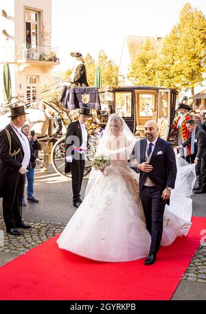 Buckeburg, Deutschland. Oktober 2021. 09. Oktober 2021, Niedersachsen, Bückeburg: Prinzessin Mahkameh zu Schaumburg-Lippe wird zur Kirchenhochzeit mit Alexander zu Schaumburg-Lippe (nicht im Bild) in die Bückeburger Stadtkirche geführt. Prinz Alexander heiratet zum dritten Mal, nachdem er dem iranischen Pianisten Mahkameh navabi bereits am 12.09.2020 das zivile Hochzeitsgelübde gegeben hat. Foto: Moritz Frankenberg/dpa Quelle: dpa picture Alliance/Alamy Live News Stockfoto