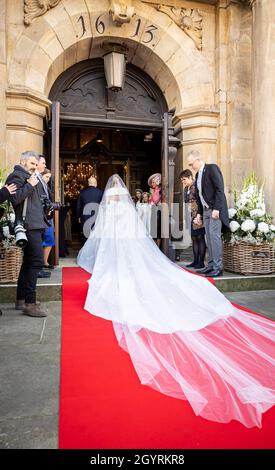 Buckeburg, Deutschland. Oktober 2021. 09. Oktober 2021, Niedersachsen, Bückeburg: Prinzessin Mahkameh zu Schaumburg-Lippe wird zur Kirchenhochzeit mit Alexander zu Schaumburg-Lippe (nicht im Bild) in die Bückeburger Stadtkirche geführt. Prinz Alexander heiratet zum dritten Mal, nachdem er dem iranischen Pianisten Mahkameh navabi bereits am 12.09.2020 das zivile Hochzeitsgelübde gegeben hat. Foto: Moritz Frankenberg/dpa Quelle: dpa picture Alliance/Alamy Live News Stockfoto