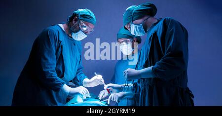 Konzentriertes professionelles chirurgisches Ärzteteam Operationschirurgie ein Patient im Operationssaal des Krankenhauses. Gesundheitswesen und medizinisches Konzept. Stockfoto