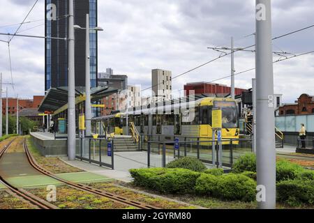 Metrolink Straßenbahn am Bahnhof Deansgate-Castlefield, Manchester, Lancashire, England, Großbritannien Stockfoto