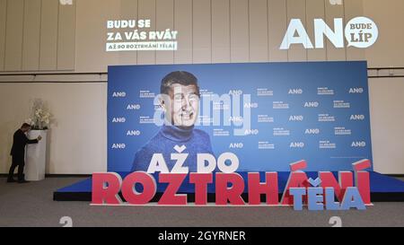 Prag, Tschechische Republik. Oktober 2021. Wahlpersonal der ANO-Bewegung während der Wahlen zur Abgeordnetenkammer des Parlaments der Tschechischen Republik in Prag, Tschechische Republik, 10. Oktober 2021. Quelle: Michal Kamaryt/CTK Photo/Alamy Live News Stockfoto
