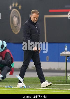 Hamburg, Deutschland. Okt. 2021. Fußball: WM-Qualifikation Europa, Deutschland - Rumänien, Gruppenphase, Gruppe J, Matchday 7 im Volksparkstadion. Nationaltrainer Hansi Flick. Kredit: Marcus Brandt/dpa/Alamy Live Nachrichten Stockfoto