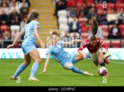 Janine Beckie von Manchester City (Mitte) und Hannah Blundell von Manchester United (rechts) kämpfen während des Spiels der FA Women's Super League im Leigh Sports Village, Manchester, um den Ball. Bilddatum: Samstag, 9. Oktober 2021. Stockfoto