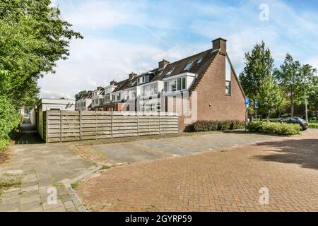 Bauhof umgeben von schönen großen Bäumen Stockfoto