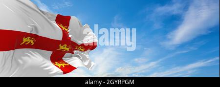 Flagge von York bei bewölktem Himmel Hintergrund bei Sonnenuntergang. Panoramablick. vereinigtes Königreich Großbritannien, England. Platz für breites Banner kopieren. 3d-Illustration Stockfoto