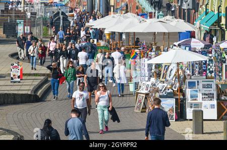Brighton UK 9. Oktober 2021 - die Küste von Brighton ist voll, da Besucher einen heißen, sonnigen Tag genießen und einige Teile des Südostens prognostiziert, dass sie über 20 Grad Celsius erreichen werden : Credit Simon Dack / Alamy Live News