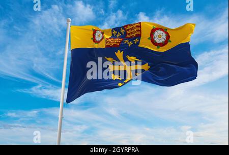 Flagge von Standard of Westminster Abbey bei bewölktem Himmel Hintergrund bei Sonnenuntergang. Panoramablick. vereinigtes Königreich Großbritannien, England. Platz für Wid kopieren Stockfoto