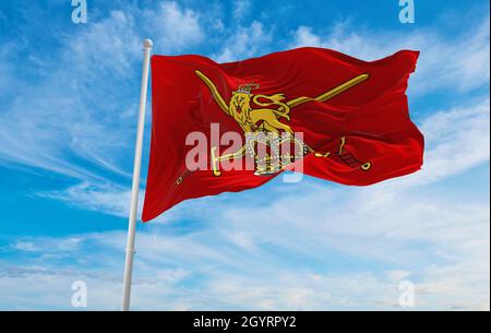 Flagge der britischen Armee bei bewölktem Himmel Hintergrund bei Sonnenuntergang. Panoramablick. vereinigtes Königreich Großbritannien, England. Platz für breites Banner kopieren. 3d Stockfoto