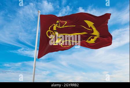 Flagge des Lord High Admiral des Vereinigten Königreichs bei bewölktem Himmel Hintergrund bei Sonnenuntergang. Panoramablick. vereinigtes Königreich Großbritannien, England. Kopie Stockfoto