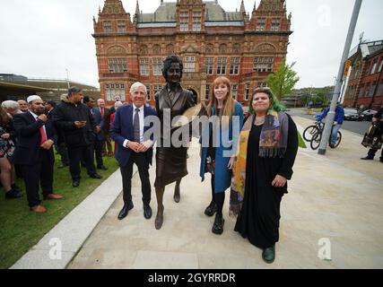 Jack Straw und die stellvertretende Labour-Führerin Angela Rayner bei der Enthüllung einer Statue des ehemaligen Blackburn-Abgeordneten Barbara Castle im Victoria Center, Blakey Moor in Blackburn. Bilddatum: Samstag, 9. Oktober 2021. Stockfoto