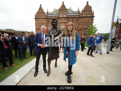 Jack Straw und die stellvertretende Labour-Führerin Angela Rayner bei der Enthüllung einer Statue des ehemaligen Blackburn-Abgeordneten Barbara Castle im Victoria Center, Blakey Moor in Blackburn. Bilddatum: Samstag, 9. Oktober 2021. Stockfoto