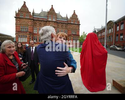 Jack Straw und die stellvertretende Labour-Führerin Angela Rayner bei der Enthüllung einer Statue des ehemaligen Blackburn-Abgeordneten Barbara Castle im Victoria Center, Blakey Moor in Blackburn. Bilddatum: Samstag, 9. Oktober 2021. Stockfoto