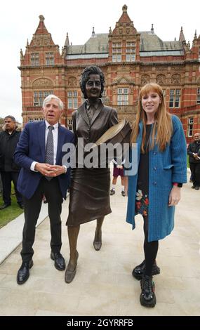 Jack Straw und die stellvertretende Labour-Führerin Angela Rayner bei der Enthüllung einer Statue des ehemaligen Blackburn-Abgeordneten Barbara Castle im Victoria Center, Blakey Moor in Blackburn. Bilddatum: Samstag, 9. Oktober 2021. Stockfoto