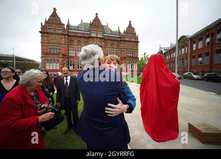 Jack Straw und die stellvertretende Labour-Führerin Angela Rayner bei der Enthüllung einer Statue des ehemaligen Blackburn-Abgeordneten Barbara Castle im Victoria Center, Blakey Moor in Blackburn. Bilddatum: Samstag, 9. Oktober 2021. Stockfoto