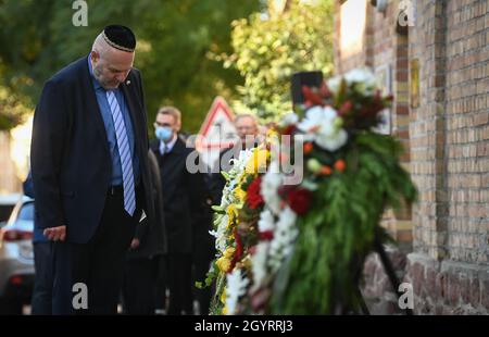 Halle, Deutschland. Oktober 2021. 09. Oktober 2021, Sachsen-Anhalt, Halle (Saale): Max Privorozki, Vorsitzender der Jüdischen Gemeinde Halle, steht an den Gedenkkränzen vor der Synagoge in Halle/Saale. Zwei Jahre nach dem rechtsgerichteten Terroranschlag auf den höchsten jüdischen Feiertag Jom Kippur in Halle werden die Opfer in Erinnerung gerufen. Am 09. Oktober 2019 hatte ein schwer bewaffneter Rechtsextremist versucht, die Synagoge zu stürmen und unter 52 Besuchern ein Massaker zu verursachen. Als er scheiterte, schoss er einen Passanten vor dem Gotteshaus und einen jungen Mann in einem nahegelegenen Kebab-Restaurant. Foto: Hendrik Schmi Stockfoto