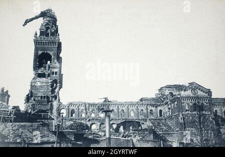 Eine historische Ansicht der Basilika Notre-Dame de Brebières in Albert, Somme, Frankreich, während des Ersten Weltkriegs. Die Kirche wurde durch Artilleriebomene schwer beschädigt. Es gibt ein großes Loch im Turm und der Turm lehnt sich an. Stockfoto