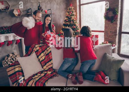 Foto von süß beeindruckt Bruder Schwester Mann Frau immer noel Geschenke Glückwünsche lächelnd Zimmer Haus Stockfoto