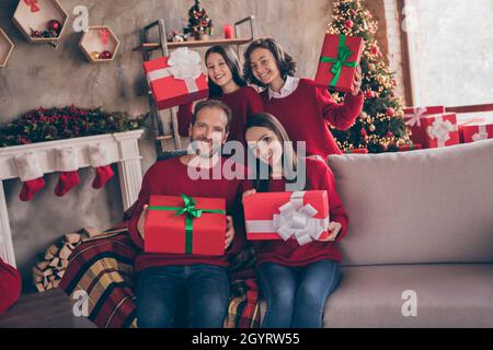 Foto von niedlichen aufgeregt Bruder Schwester Mann Frau immer noel Geschenke mit Ruhe umarmt lächelnd drinnen Zimmer Haus Stockfoto