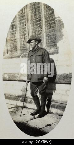 Ein Porträt eines australischen Soldaten aus der Zeit des Ersten Weltkriegs, eines Korporalen der ersten australischen Kaiserlichen Streitkräfte, der vor einer scheinbar kirchlichen Kirche steht. Stockfoto