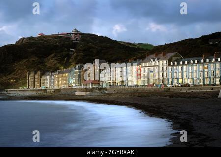 Viktorianische Reihenhäuser auf der Victoria Terrace, an der Strandpromenade von Aberystwyth, Wales, Großbritannien. Cliff Railway auf dem Constitution Hill Stockfoto