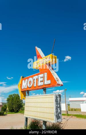 Schild für das La Mesa Motel in Santa Rosa, New Mexico. Auf der Route 66 USA Stockfoto