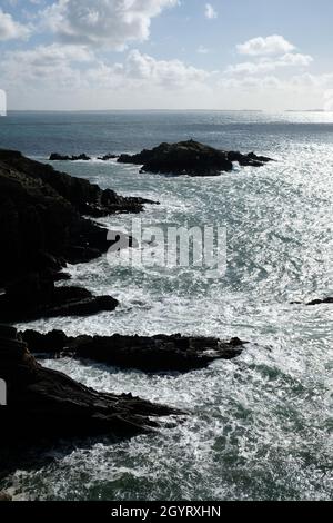 Blick nach Süden über St Brides Bay, Pembrokeshire Wales. Die kleine Insel ist Penpleidiau am Pembrokeshire Coastal Path Stockfoto