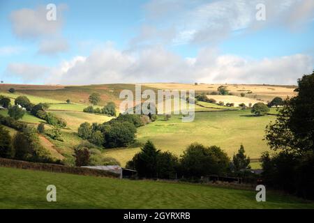 Blick nach Norden über hügelige Ackerflächen und den Rabber bis zum Gipfel des Hergest Ridge, in der Nähe von Kington, Herefordshire, England, Großbritannien. Stockfoto