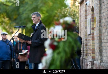 Halle, Deutschland. Oktober 2021. 09. Oktober 2021, Sachsen-Anhalt, Halle (Saale): Egbert Geier (SPD), Bürgermeister von Halle/Saale, spricht beim Gedenkgottesdienst für die Opfer des Anschlags von Halle vor der Synagoge in Halle/Saale. Zwei Jahre nach dem rechtsgerichteten Terroranschlag auf den höchsten jüdischen Feiertag Jom Kippur in Halle werden die Opfer in Erinnerung gerufen. Am 09. Oktober 2019 hatte ein schwer bewaffneter Rechtsextremist versucht, die Synagoge zu stürmen und unter 52 Besuchern ein Massaker zu verursachen. Als er scheiterte, schoss er einen Passanten vor dem Gotteshaus und einen jungen Mann in einem nahegelegenen Kebab-Restaurant Stockfoto