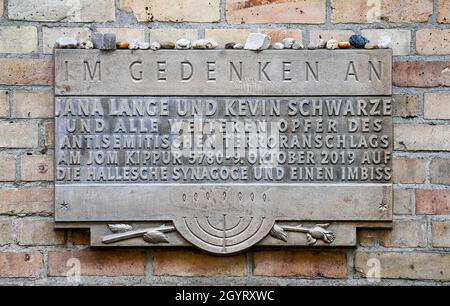 Halle, Deutschland. Oktober 2021. 09. Oktober 2021, Sachsen-Anhalt, Halle (Saale): Eine Gedenktafel an der Synagoge in Halle/Saale erinnert an die Opfer des Anschlags in Halle. Zwei Jahre nach dem rechtsgerichteten Terroranschlag auf den höchsten jüdischen Feiertag Jom Kippur in Halle werden die Opfer in Erinnerung gerufen. Am 09. Oktober 2019 hatte ein schwer bewaffneter Rechtsextremist versucht, die Synagoge zu stürmen und unter 52 Besuchern ein Massaker zu verursachen. Als er scheiterte, schoss er einen Passanten vor dem Gotteshaus und einen jungen Mann in einem nahegelegenen Kebab-Restaurant. Foto: Hendrik Schmidt/dpa-Zentralbild/dpa Quelle: dp Stockfoto