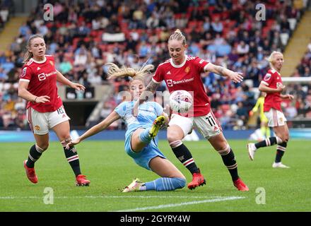 Janine Beckie von Manchester City (Mitte) und Leah Galton von Manchester United (rechts) kämpfen während des Spiels der FA Women's Super League im Leigh Sports Village, Manchester, um den Ball. Bilddatum: Samstag, 9. Oktober 2021. Stockfoto