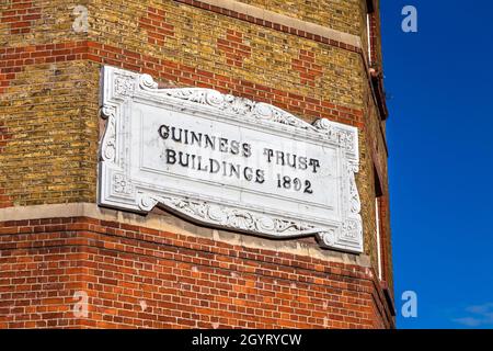 Sozialer Wohnungsbau aus Ziegelsteinen auf dem Wohngebiet Guinness Trust Buildings in Columbia Road, Bethnal Green, London, Großbritannien Stockfoto