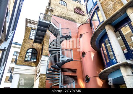 Wendeltreppe in der Copper Row von Courage Yard, Shade Thames, London, Großbritannien Stockfoto