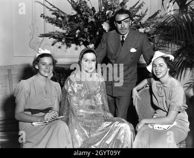 GAIL PATRICK und Regisseur RAOUL WALSH am Set offen zwischen den berühmten Florida-Wasserstars The '' Water Waltzers '' GLORIA WHEEDEN (links) und MARY SHEPHERD, die in einer Spezialzahl in Künstlern UND MODELS auftreten 1937 Regisseur RAOUL WALSH Costumer Travis Banton Paramount Picles Stockfoto