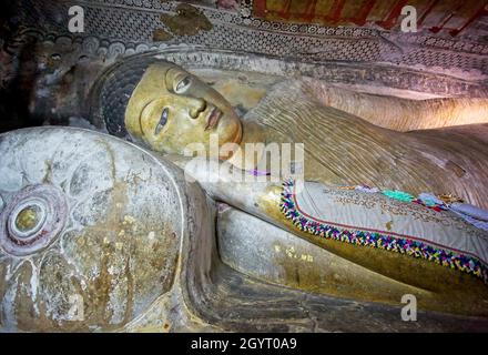 Nahaufnahme des liegenden Buddha, der am 19. September 2016 in der Höhle des Göttlichen Königs, Dambulla Caves, Sri Lanka, aus Felsen geschnitzt wurde Stockfoto