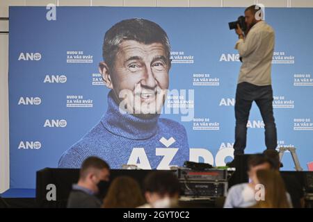 Prag, Tschechische Republik. Oktober 2021. Wahlpersonal der ANO-Bewegung während der Wahlen zur Abgeordnetenkammer des Parlaments der Tschechischen Republik in Prag, Tschechische Republik, 9. Oktober 2021. Quelle: Michal Kamaryt/CTK Photo/Alamy Live News Stockfoto