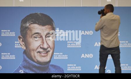 Prag, Tschechische Republik. Oktober 2021. Wahlpersonal der ANO-Bewegung während der Wahlen zur Abgeordnetenkammer des Parlaments der Tschechischen Republik in Prag, Tschechische Republik, 9. Oktober 2021. Quelle: Michal Kamaryt/CTK Photo/Alamy Live News Stockfoto