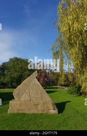 Kunstvolle Felsschnitzereien in Harrogate's The Valley Gardens, in der Nähe einer Trauerweide, North Yorkshire, England, Großbritannien. Stockfoto