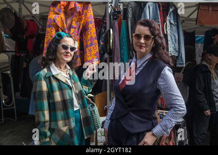 London, Großbritannien. Oktober 2021. London UK Samstag, 09. Oktober 2021 die Saison Sunshine kaufte Vintage-Fans zum Oldtimer- und Stiefelverkauf in King Cross. Quelle: Paul Quezada-Neiman/Alamy Live News Stockfoto