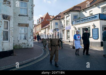 Sheringham, Norfolk, Großbritannien - 14 2019. SEPTEMBER: Menschen in 1940er-Klamotten ziehen am Wochenende der 1940er-Jahre um Stockfoto