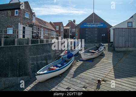 Sheringham, Norfolk, Großbritannien - 14 2019. SEPTEMBER: Fischerboote vertäuten am Hafen von Sheringham Stockfoto