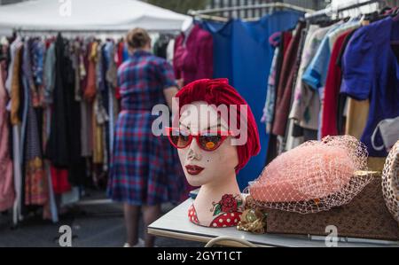 London, Großbritannien. Oktober 2021. London UK Samstag, 09. Oktober 2021 die Saison Sunshine kaufte Vintage-Fans zum Oldtimer- und Stiefelverkauf in King Cross. Quelle: Paul Quezada-Neiman/Alamy Live News Stockfoto