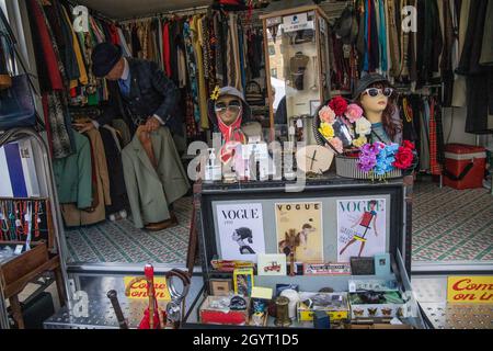London, Großbritannien. Oktober 2021. London UK Samstag, 09. Oktober 2021 die Saison Sunshine kaufte Vintage-Fans zum Oldtimer- und Stiefelverkauf in King Cross. Quelle: Paul Quezada-Neiman/Alamy Live News Stockfoto