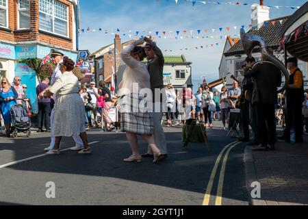 Sheringham, Norfolk, Großbritannien - 14 2019. SEPTEMBER: Paare in Vintage-Kleidung tanzen am Wochenende der 1940er Jahre auf der Straße Stockfoto