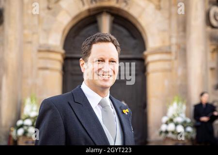 09. Oktober 2021, Niedersachsen, Bückeburg: Georg Friedrich, Prinz von Preußen, kommt zur Kirchenhochzeit von Prinz Alexander zu Schaumburg-Lippe und Prinzessin Mahkameh vor der Stadtkirche Bückeburg. Der Prinz heiratet zum dritten Mal, nachdem er dem iranischen Pianisten Mahkameh navabi bereits am 12.09.2020 die zivilen Hochzeitsgelübde gegeben hat. Foto: Moritz Frankenberg/dpa Stockfoto