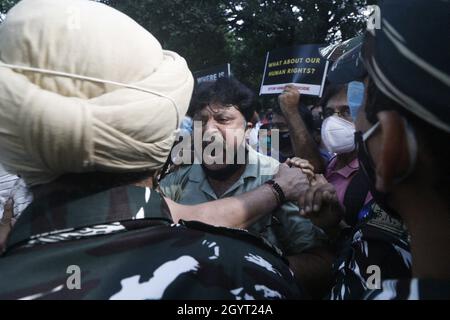 New Dehli, Indien. Oktober 2021. Kaschmiri-Hindus protestieren vor Jantar Mantar gegen die grausame Tötung von Hindus in Kaschmir und fordern am Samstag, den 9. Oktober 2021, die Beendigung des hindu-Genozids in Neu-Delhi, Indien. Foto von Anshuman Akash/ABACAPRES.COM Quelle: Abaca Press/Alamy Live News Stockfoto