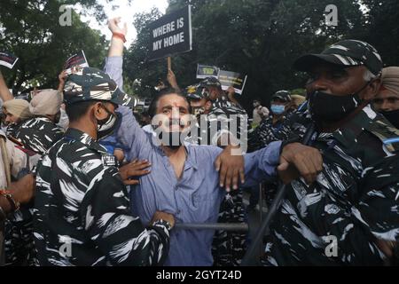 New Dehli, Indien. Oktober 2021. Kaschmiri-Hindus protestieren vor Jantar Mantar gegen die grausame Tötung von Hindus in Kaschmir und fordern am Samstag, den 9. Oktober 2021, die Beendigung des hindu-Genozids in Neu-Delhi, Indien. Foto von Anshuman Akash/ABACAPRES.COM Quelle: Abaca Press/Alamy Live News Stockfoto