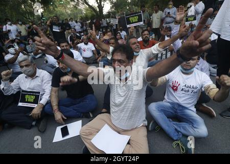 New Dehli, Indien. Oktober 2021. Kaschmiri-Hindus protestieren vor Jantar Mantar gegen die grausame Tötung von Hindus in Kaschmir und fordern am Samstag, den 9. Oktober 2021, die Beendigung des hindu-Genozids in Neu-Delhi, Indien. Foto von Anshuman Akash/ABACAPRES.COM Quelle: Abaca Press/Alamy Live News Stockfoto