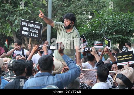 New Dehli, Indien. Oktober 2021. Kaschmiri-Hindus protestieren vor Jantar Mantar gegen die grausame Tötung von Hindus in Kaschmir und fordern am Samstag, den 9. Oktober 2021, die Beendigung des hindu-Genozids in Neu-Delhi, Indien. Foto von Anshuman Akash/ABACAPRES.COM Quelle: Abaca Press/Alamy Live News Stockfoto