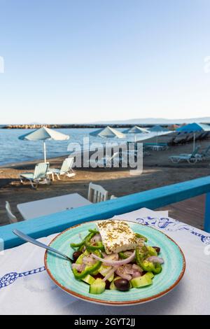 Ein griechischer Salat auf dem Tisch einer Taverne am Wasser in Katelios, Kefalonia, Ioanischen Inseln, Griechenland Stockfoto